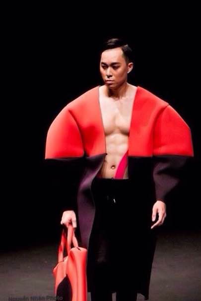 Max Lee phanh ngực sải bước trong Đêm Hội Chân dài 9